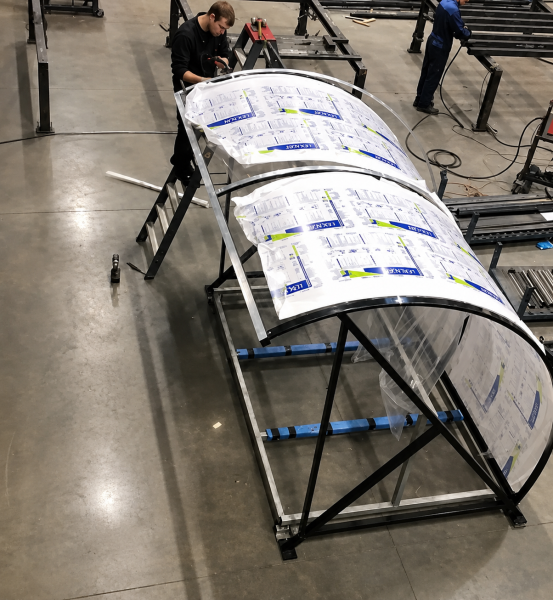 Een kijkje achter de schermen: productie van de BF1000 fietsoverkapping 4 Productie van de BF1000 fietsoverkapping in onze fabriek in Stadskanaal met thermisch verzinkt en RAL 7016 gepoedercoat frame.